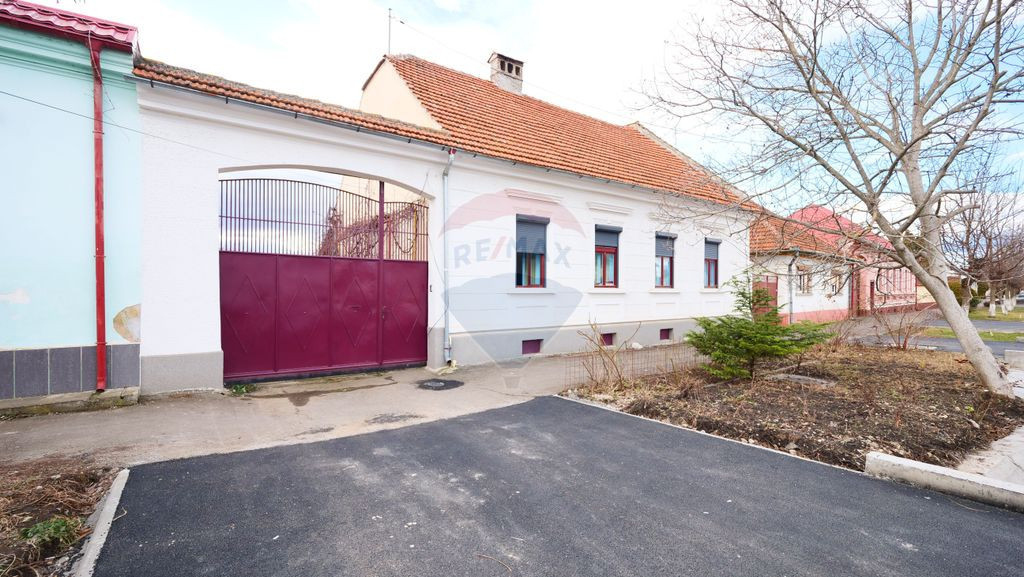 Casă cu 2 corpuri în Sânpetru | Singur în curte | 102...