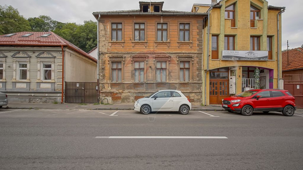 Vilă pe str Alexandru Ioan Cuza, 10 camere, S + P + E, t...