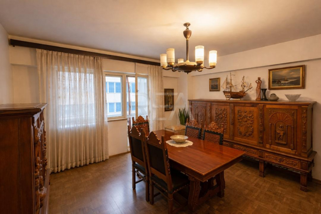 4 camere Dorobanti decomandat, et. 3, an 1980, metrou, 97 mp