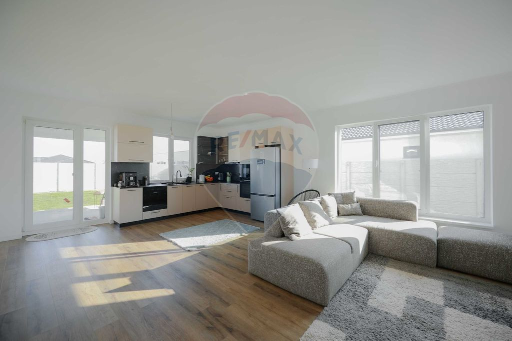 Casă pe nivel de vânzare cu 3 dormitoare, 500 mp teren ...