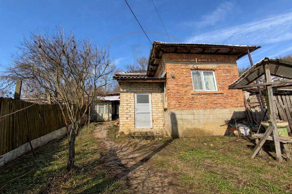 Casa Batraneasca la 8 km de Topoloveni