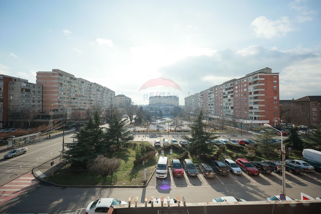 Apartament cu 3 camere de închiriat, în zona Rogerius