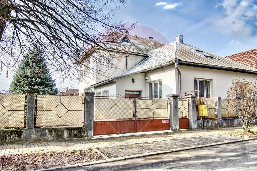 Casa cu 3 camere si 1500mp teren de inchiriat in Faget