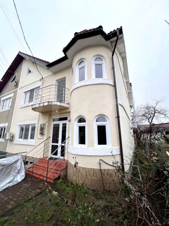Casă tip duplex – 272 mp utili, 9 camere ,in zona Cetate