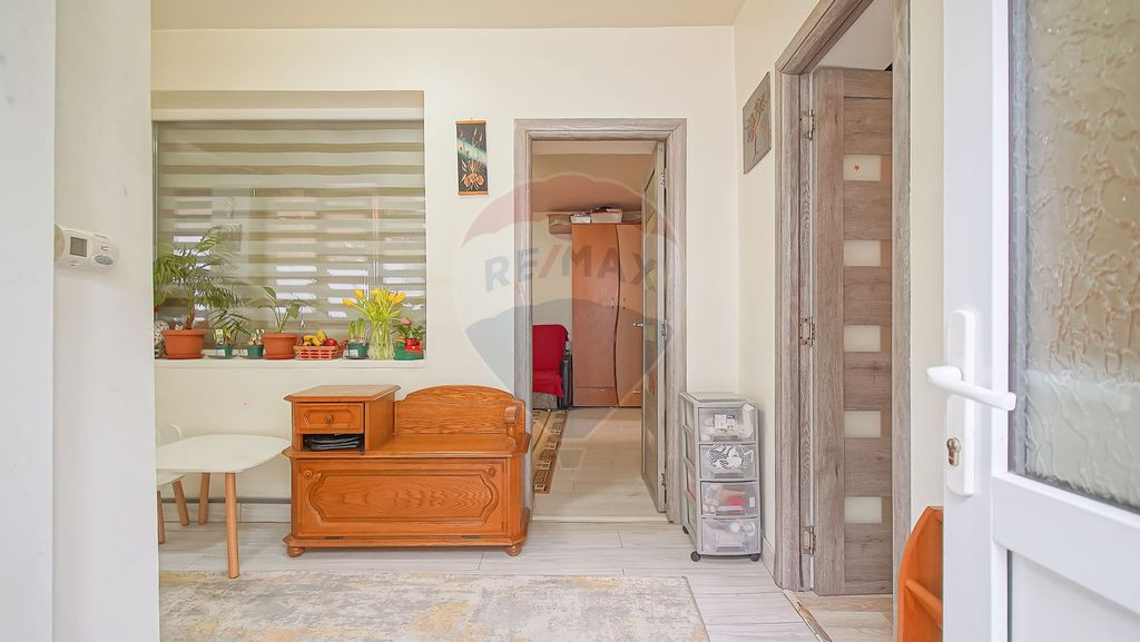 Apartament cu 3 camere de vânzare în zona Tractorul