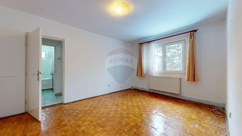 De vânzare: 2 camere, baie cu geam, etaj 2