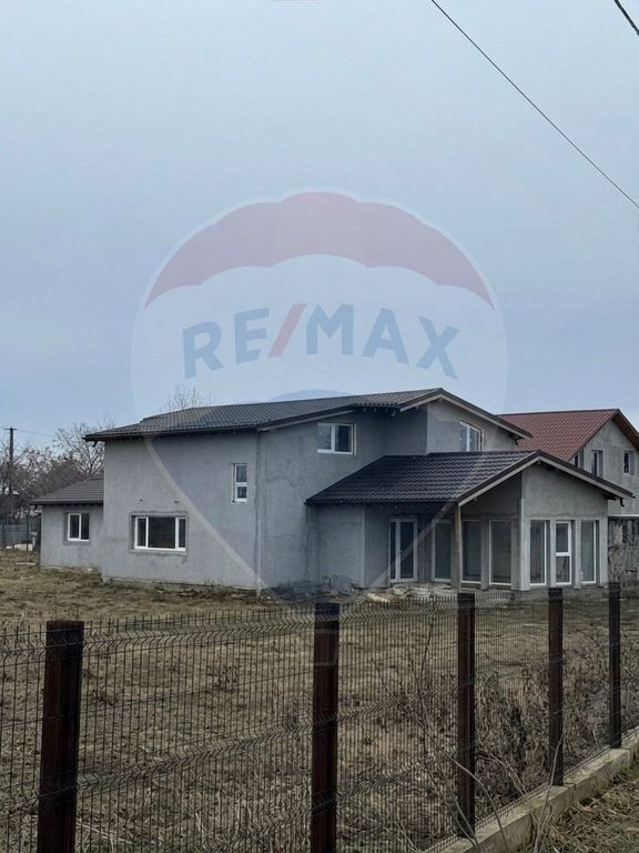 Casă / Vilă cu 6 camere de vânzare