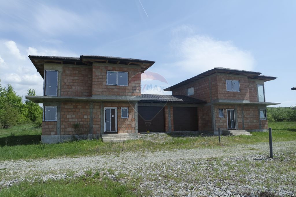 CASA CUPLATĂ DE VÂNZARE la rosu sau la semifinisat în ...