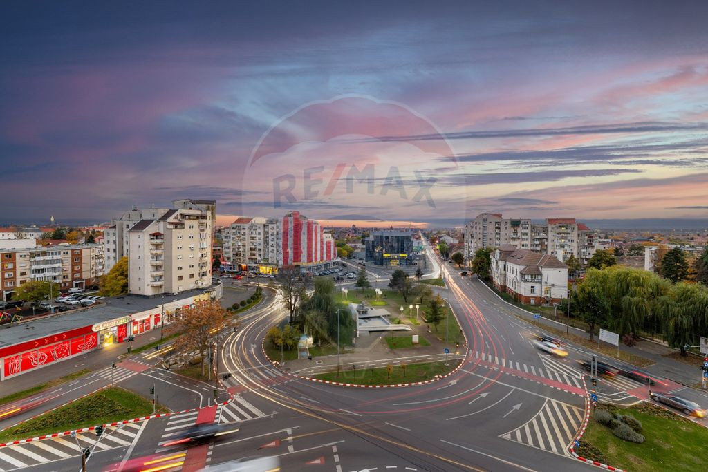 Apartament de vânzare cu 4 camere decomandat - Zona Intim