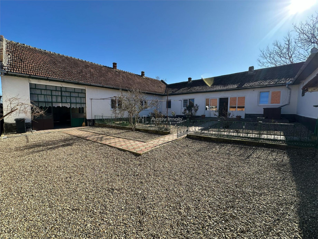 Casa Solida, pentru Familie extinsa, cu Gradina si Teren, D