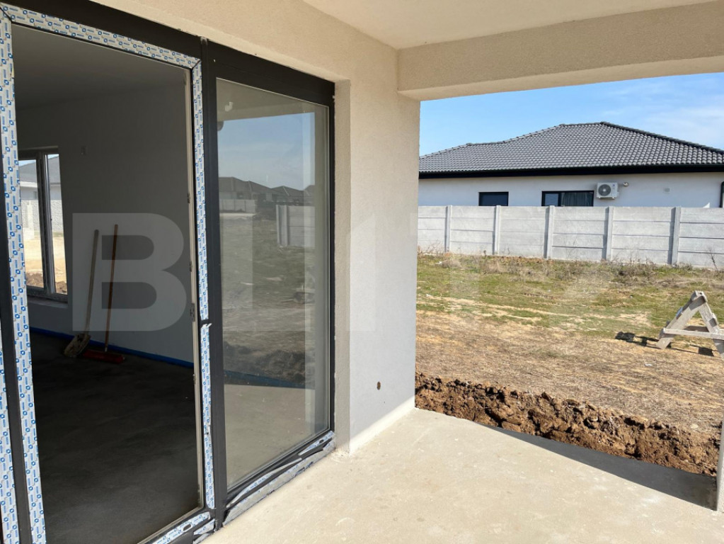 Casa individuala Santandrei cu gard imprejmuire din placi de