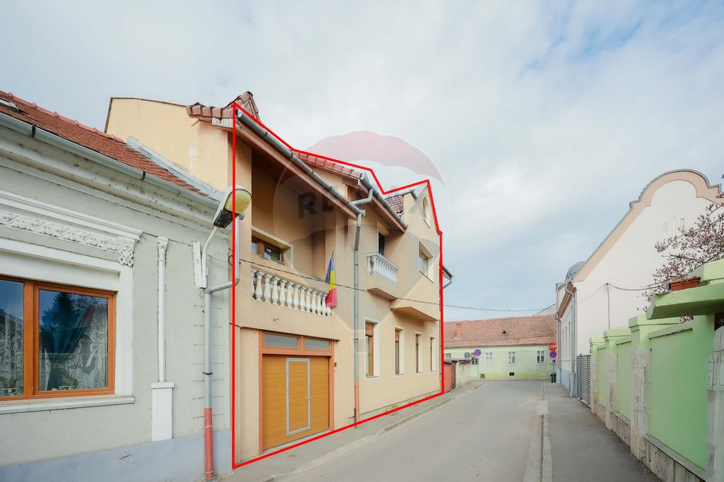 Casă cu 7 camere de vânzare în zona Ultracentrală