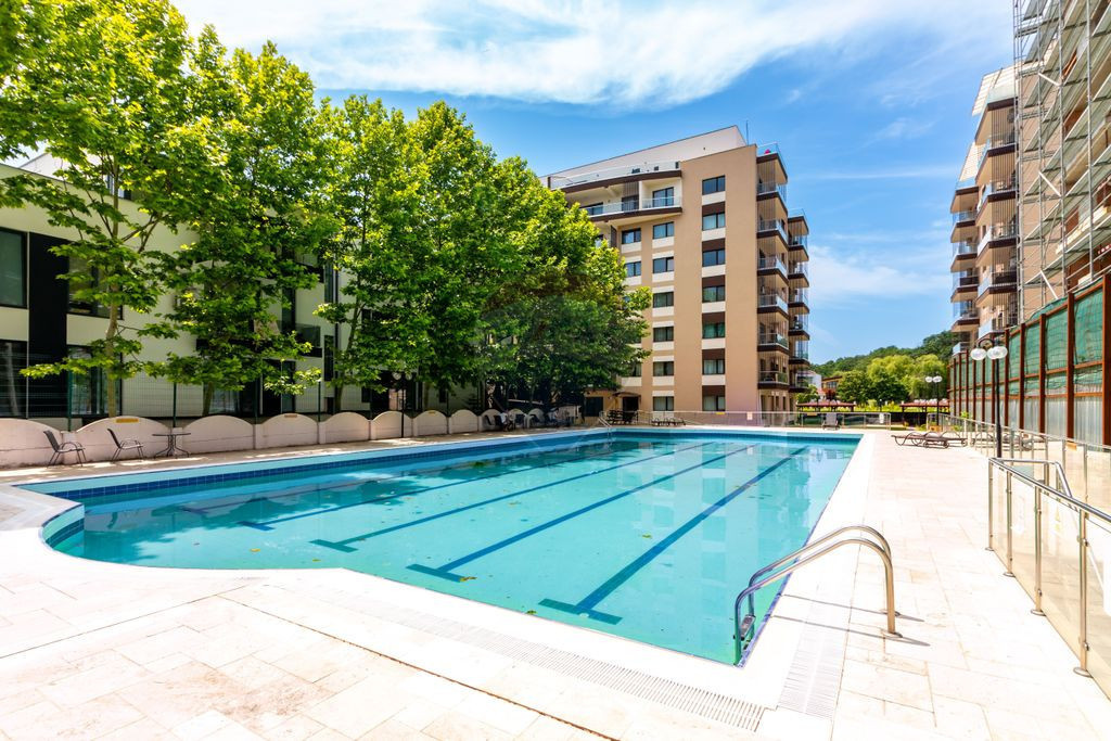 Apartament cu 3 camere de vanzare, langa padure, piscina,...