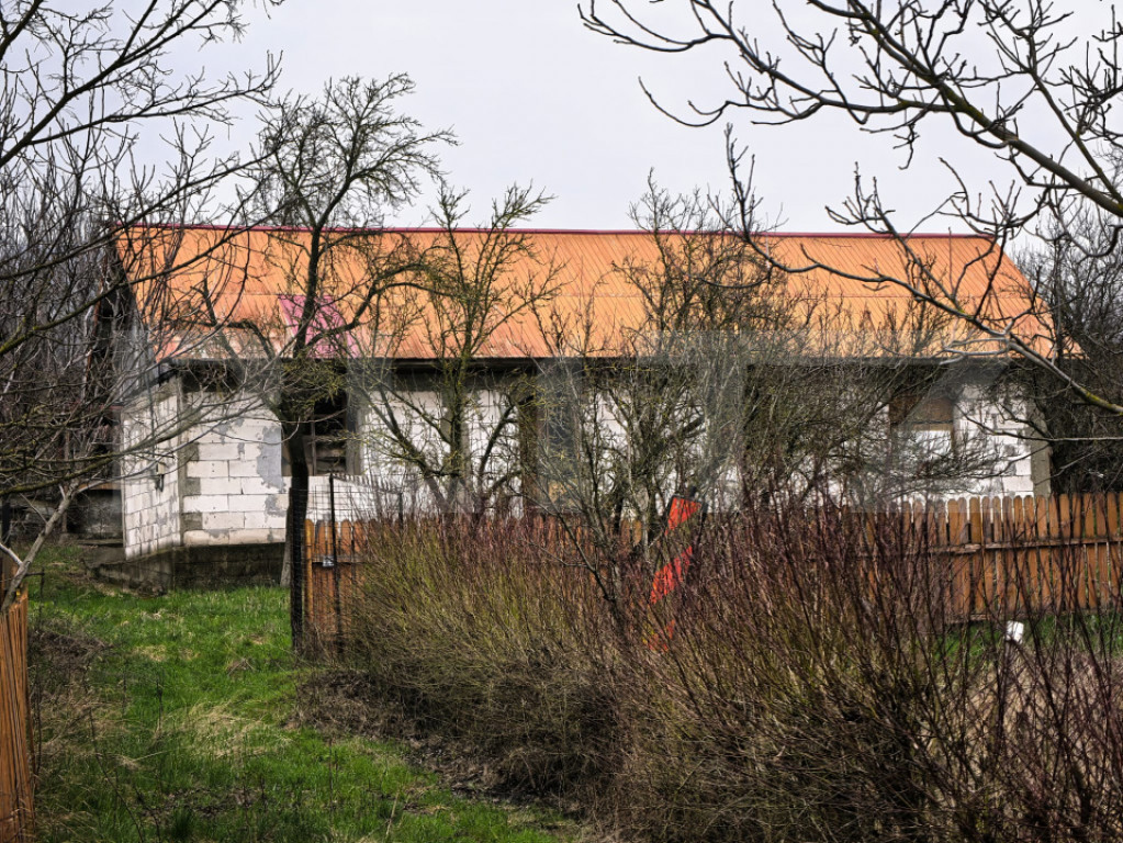 Casa intabulata la rosu langa DN24 in Schitu Duca