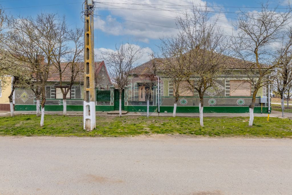 Casă 4 camere + anexe, teren 760 mp – Pilu, jud. Arad