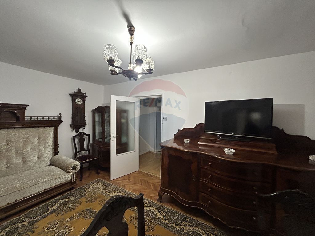 Apartament et. 1 cu 3 camere de închiriat str. V. Babes ...