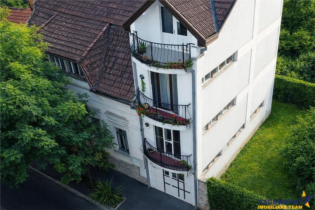 Casă tip duplex, de vanzare, cu 10 camere, 365 mp, zona Lib