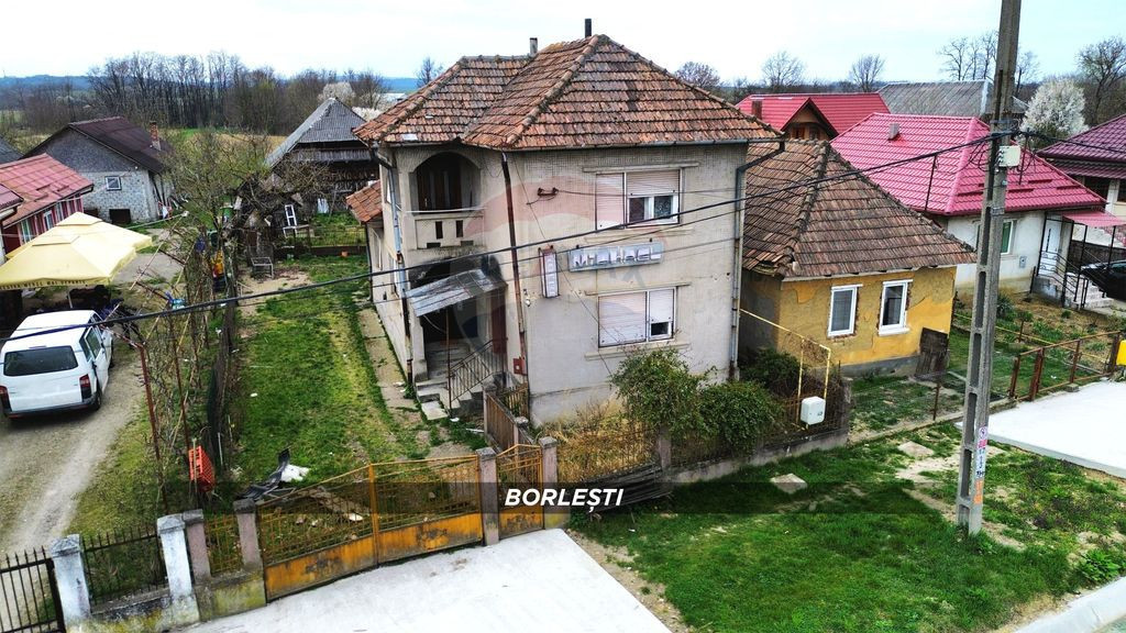 Casă din cărămidă cu teren generos de 2460 mp și ane...