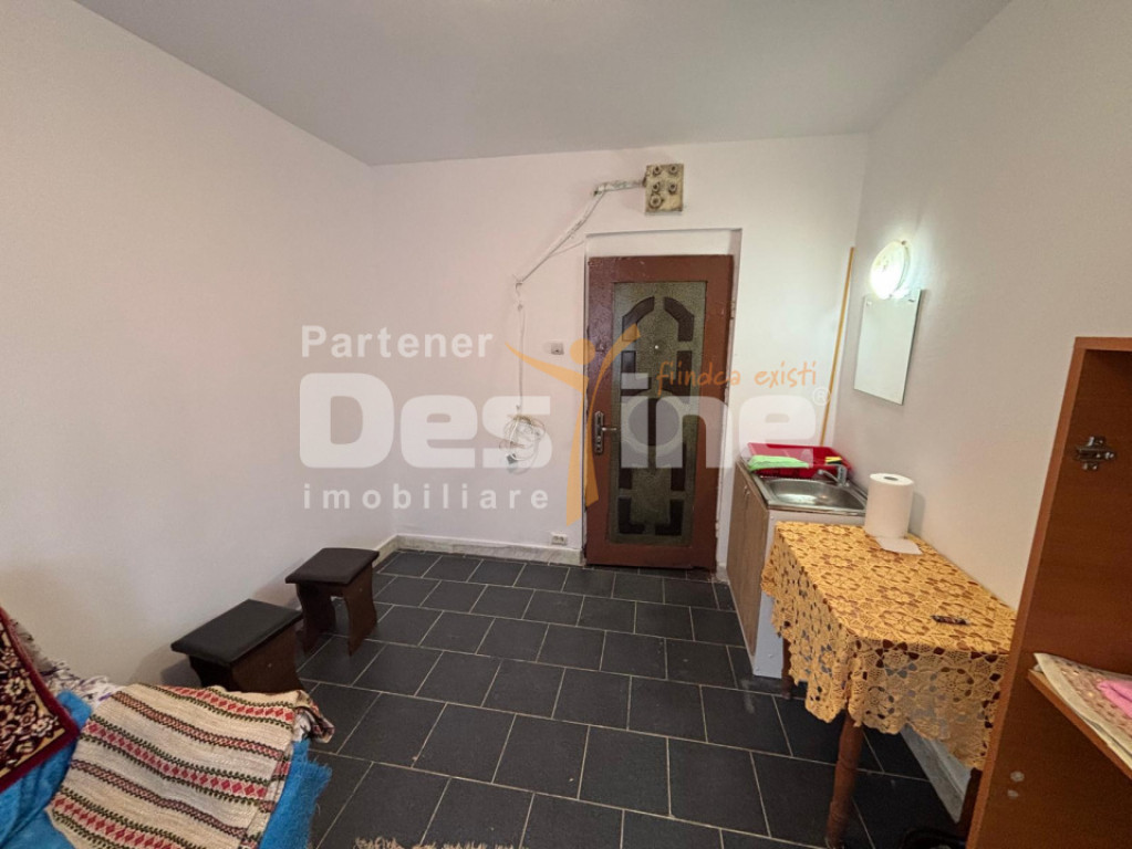 Cameră de cămin renovată, ușă metalică și geam termop