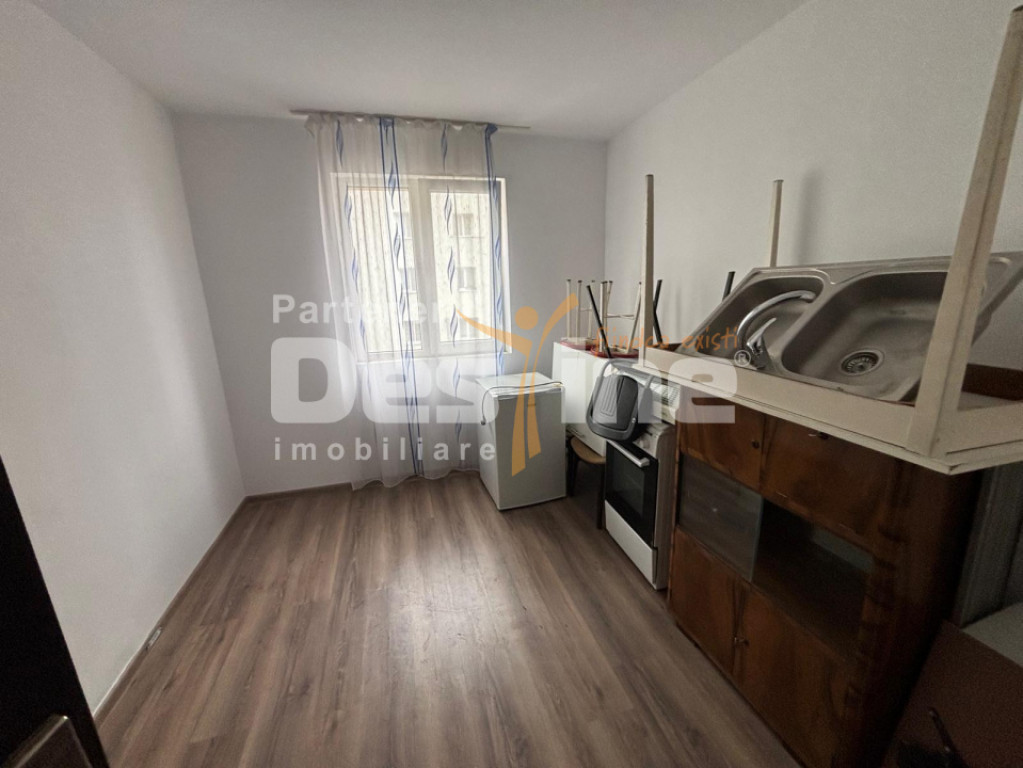 Cameră de cămin renovată, ușă metalică și geam termop