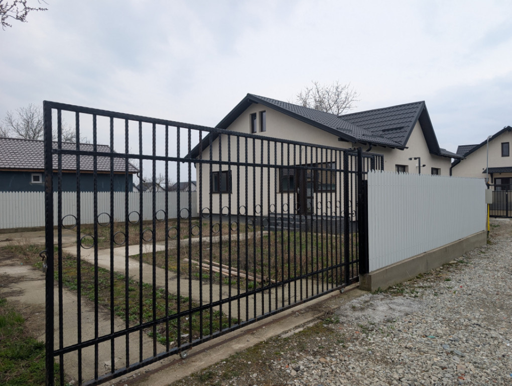 Casa finalizată Liliecii - Scoala - Parc Dendrologic