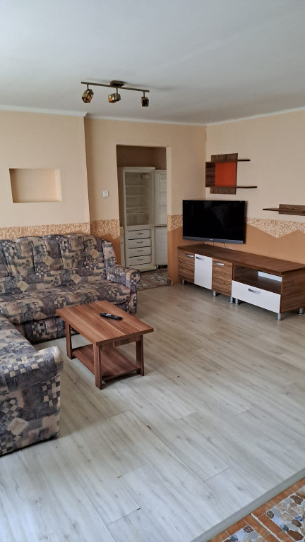 Închiriez apartament 3 camere decomandat in Deva ,Zamfirescu, parter