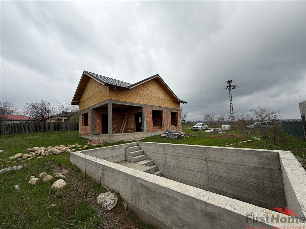 Casa la rosu din caramida de in comuna Carligele