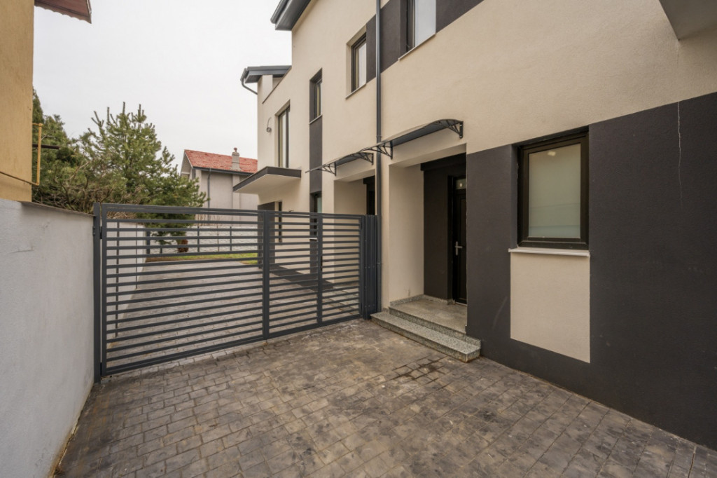 Se preda finisata - 4 bai - 3 dormitoare - curte - parcare -