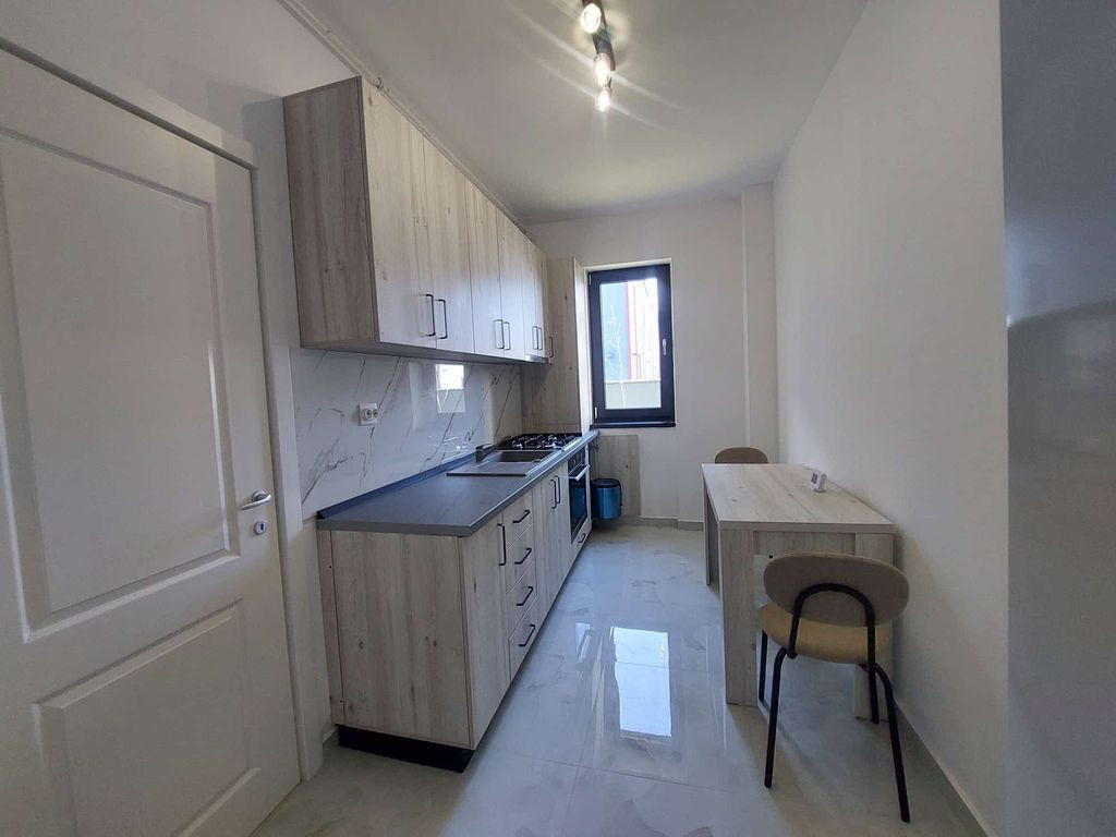 Garsoniera, 42 mp, decomandata, bucatarie 11 mp, mobilata...