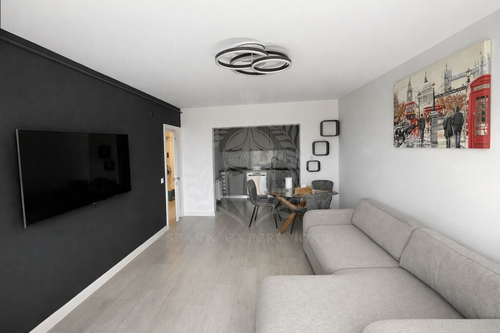 Garsoniera spatioasa cu terasa 20 mp, ultracentral Catedrala