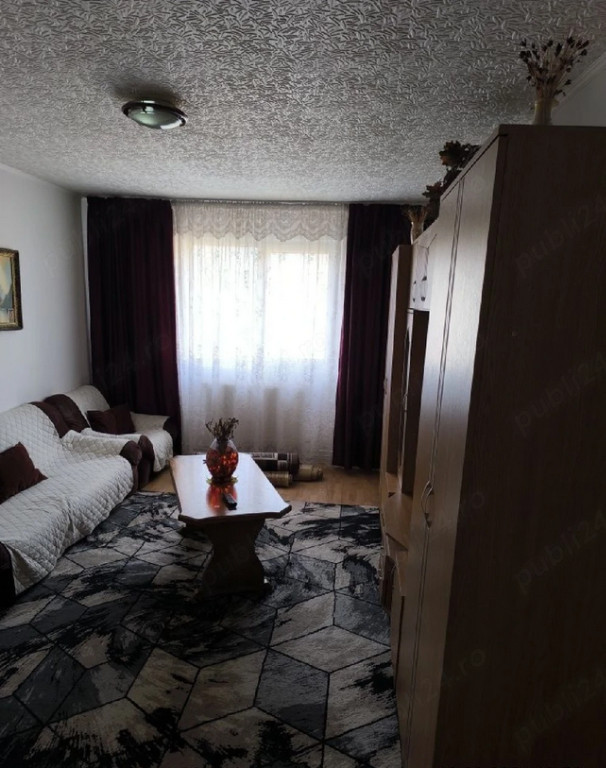 Apartament 3 camere, semidecomandat - zona Noua
