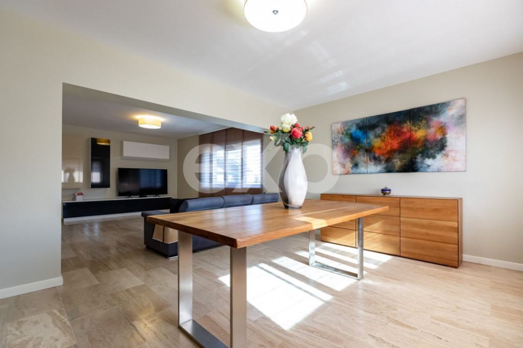 Casă/Vilă duplex cu 5 camere de vânzare, strada 9 Mai- zo