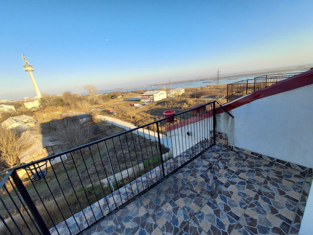 Mansarda situata in Micro 21, cu balcon si vedere la Dunare