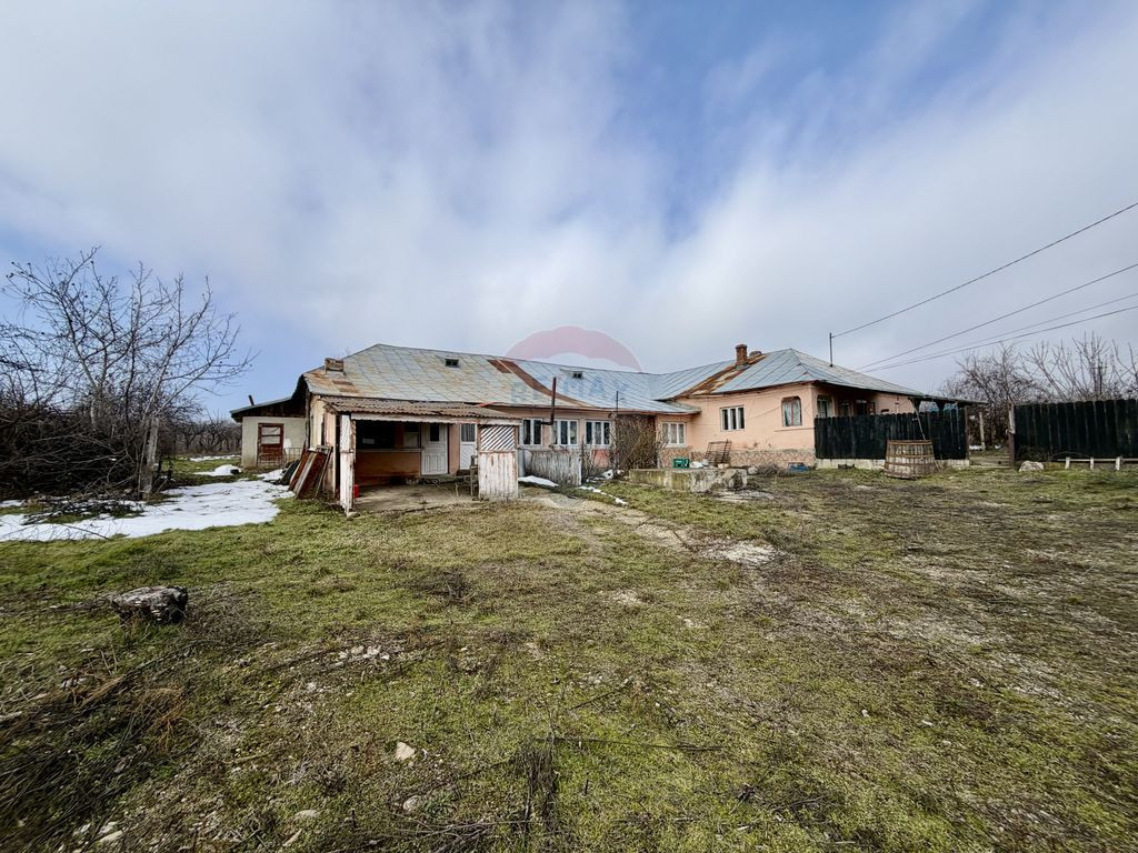 Casă cu 4 camere si teren 7727 mp Blidari