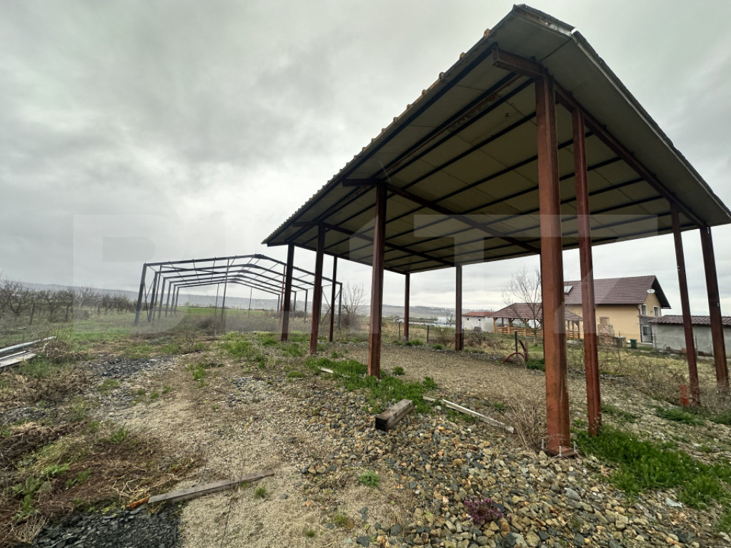 Teren INTRAVILAN generos + 2 hale metalice