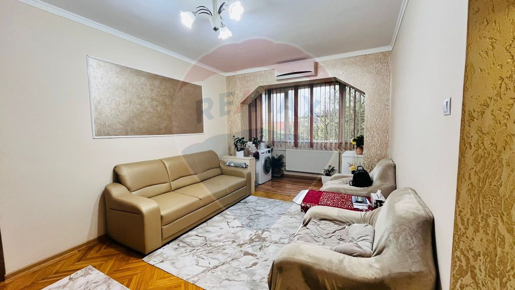 Apartament cu 3 camere de vânzare în zona Rogerius
