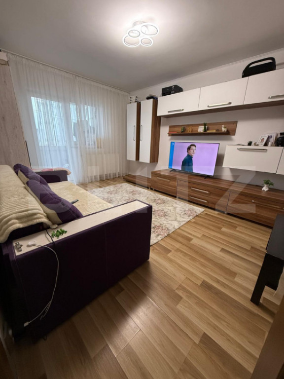 Apartament 2 camere, decomandat, etaj intermediar, parcare,
