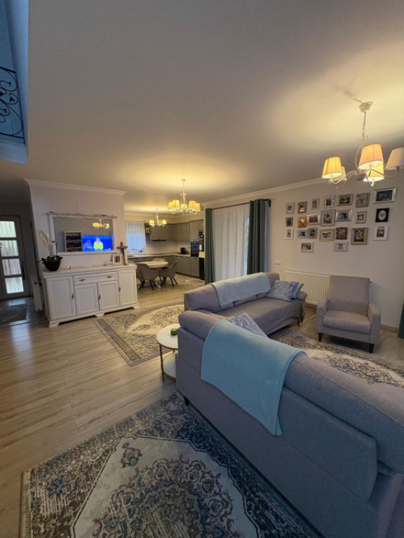 Vilă modernă cu jacuzzi & zonă lounge premium, 900 mp ter