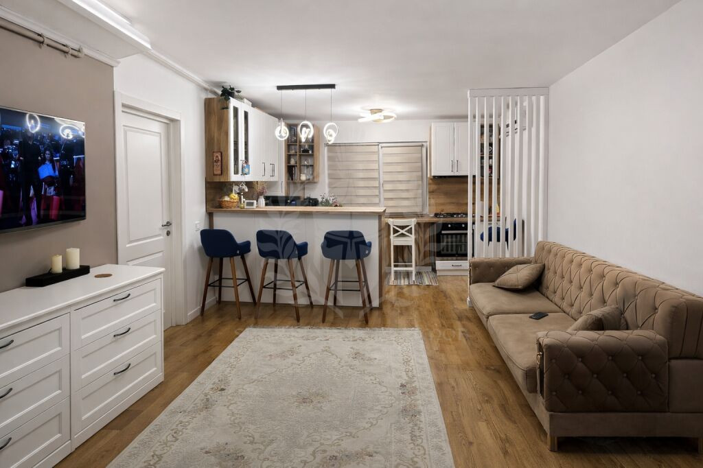 Apartament 3 camere, 2 bai, parcare proprie, zona Mihai