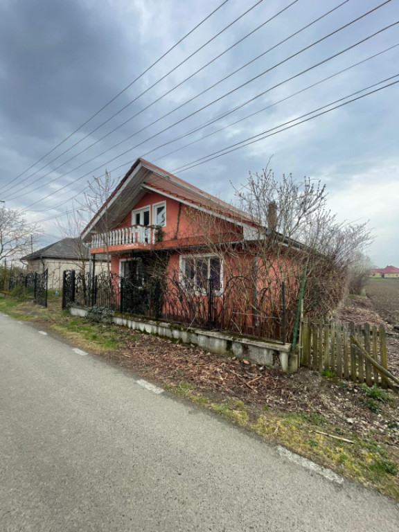 Cabană de vânzare – zona Groapele Chiuzbăii