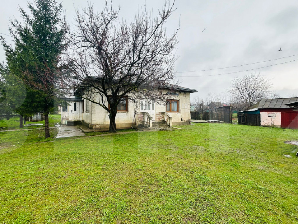 Casă din caramida, cu teren 1900 mp - Calinesti