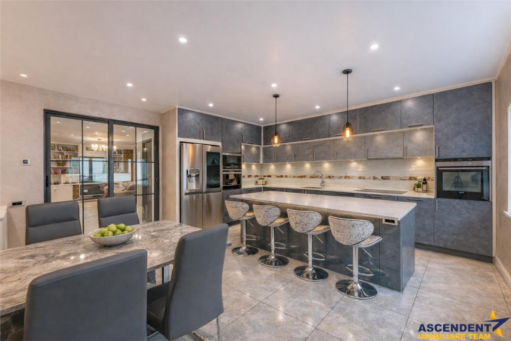 FILM 3D! Vila high tech, cu semineu, jacuzzi, terasa, 10 cam