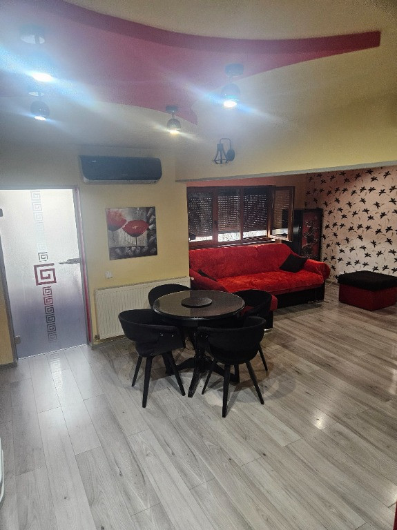 Apartament 2 camere, decomandat, living open space.