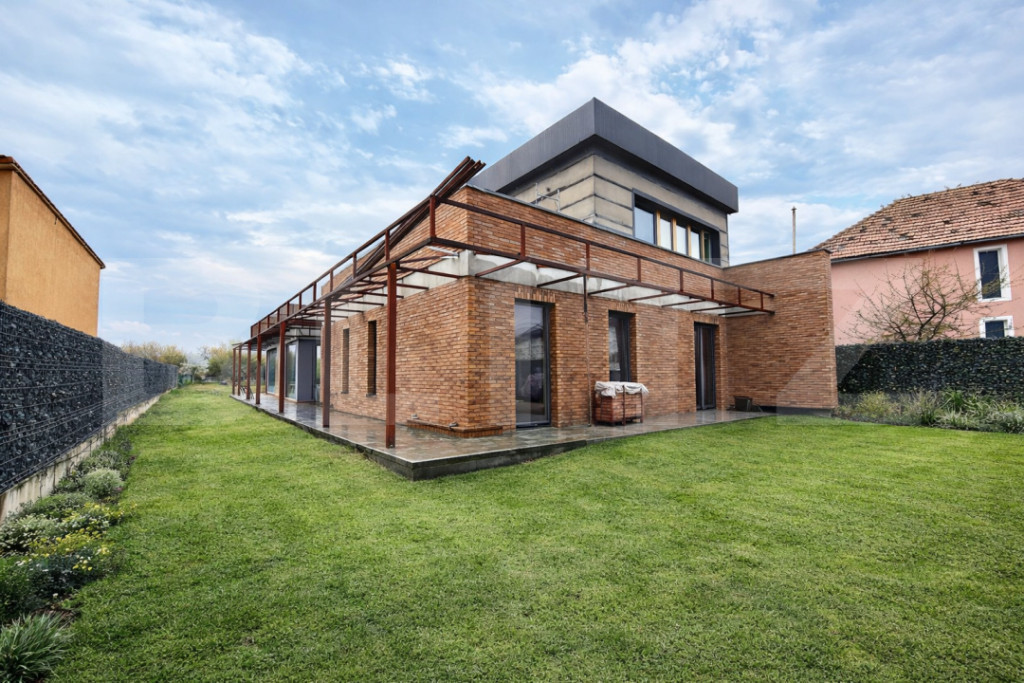 Casă 4 dormitoare, 2000 mp teren, zona Centru