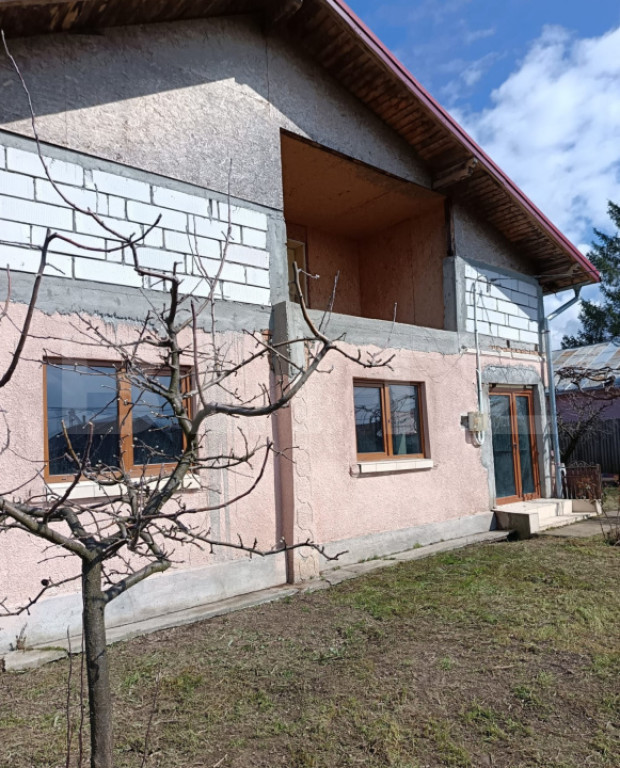 ???? Casă (la roșu) + teren 2522 mp – ideală pentru per