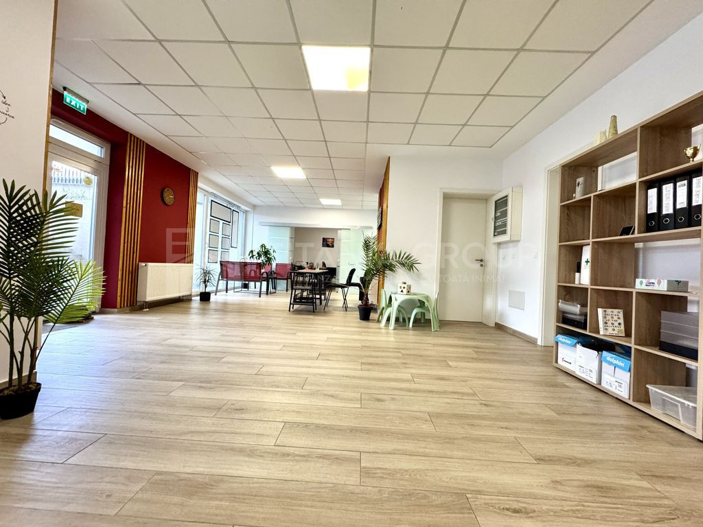 Spațiu comercial Kasper Coresi 100 mp, terasă 35mp