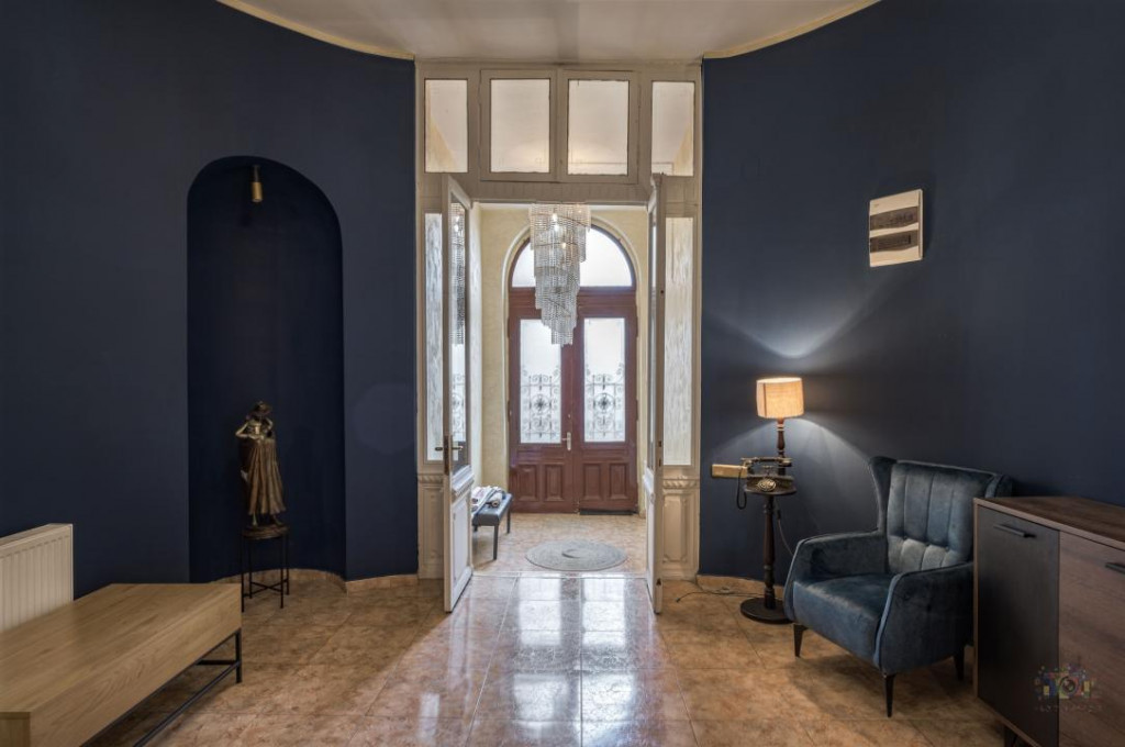 Business cu identitate: Apartament Unirii , demisol, parter