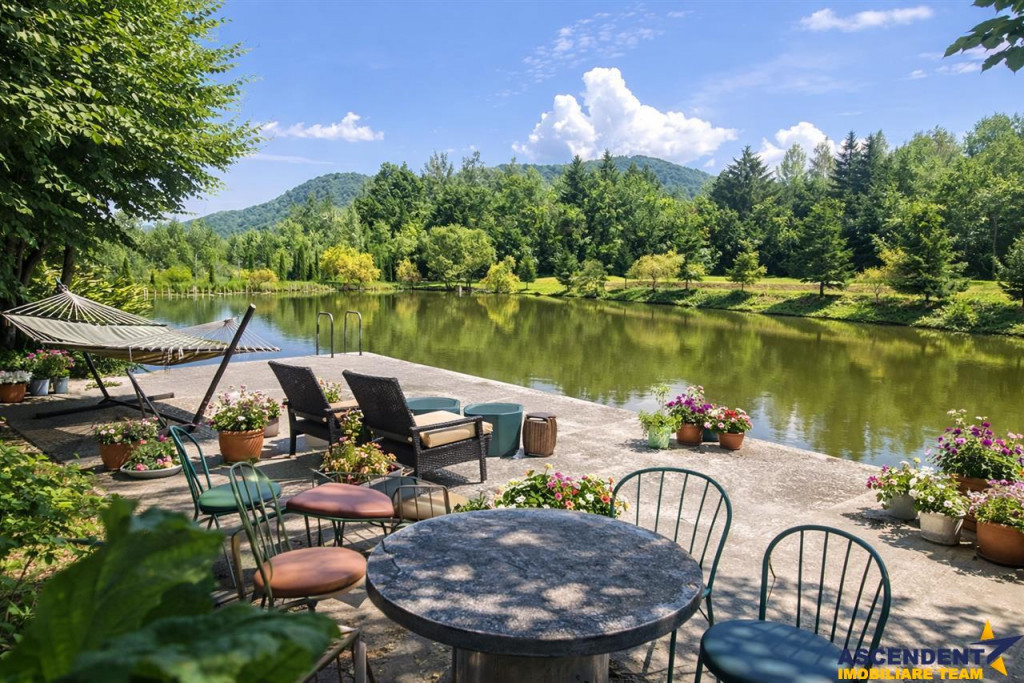 FILM! Oaza paradisiaca cu lac, vedere catre Bucegi, Glajerie