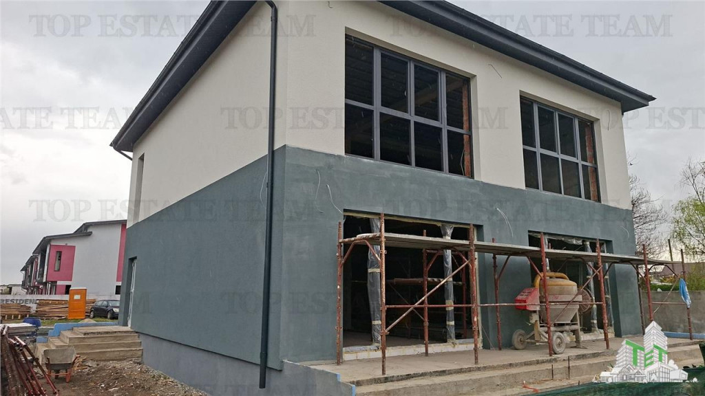 Cladire 240mp cu 2 spatii comerciale la inchiriat in centru