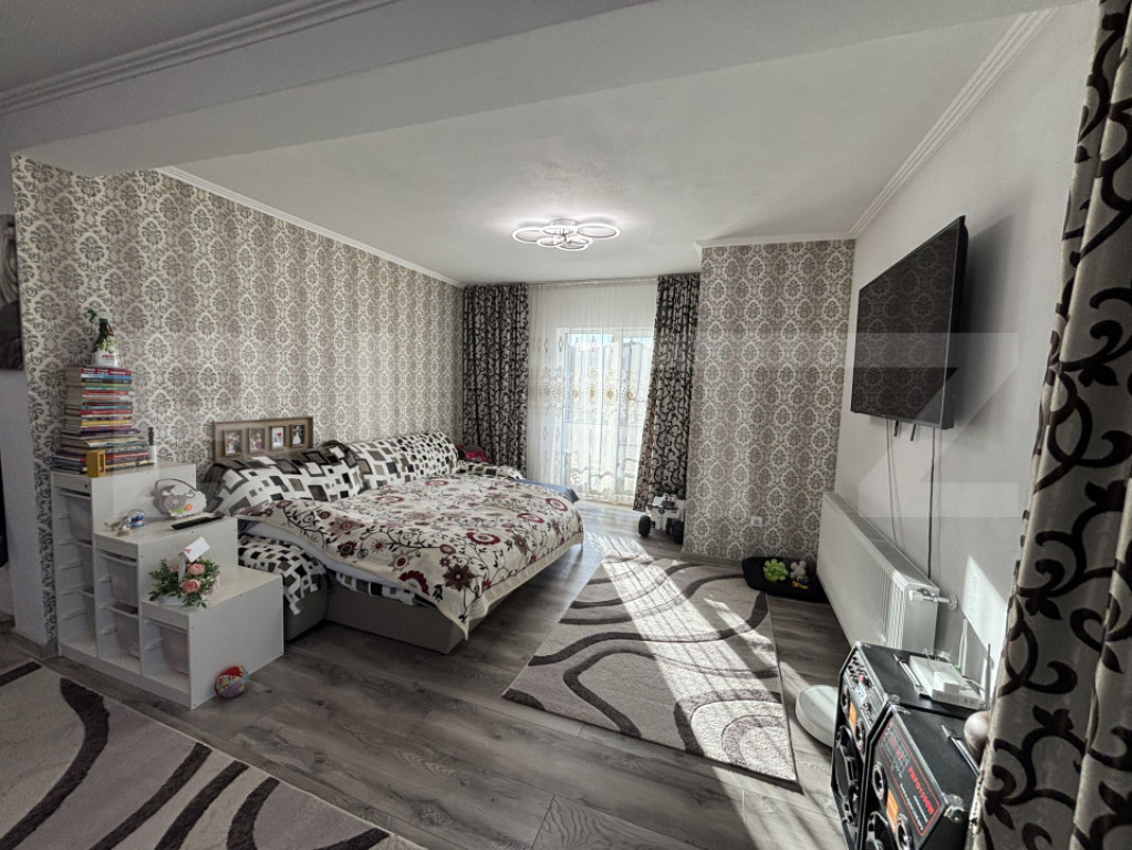 Apartament de vanzare, cu terasa si curte.